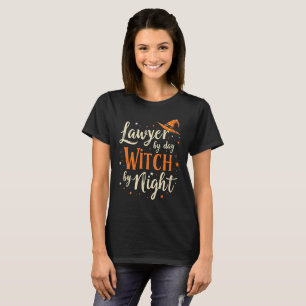 Anwältin von Day Hexe von Night Funny Halloween T-Shirt
