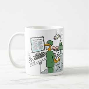 Anweisungen für asiatische Chirurgen-Karo vor der Kaffeetasse