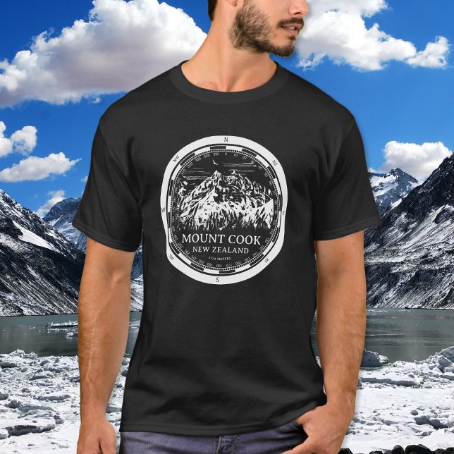 Aoraki Mount Cook - Canterbury Neuseeland T-Shirt (Mount Cook New Zealand T-Shirt in Back with a white compass and mountain illustration)