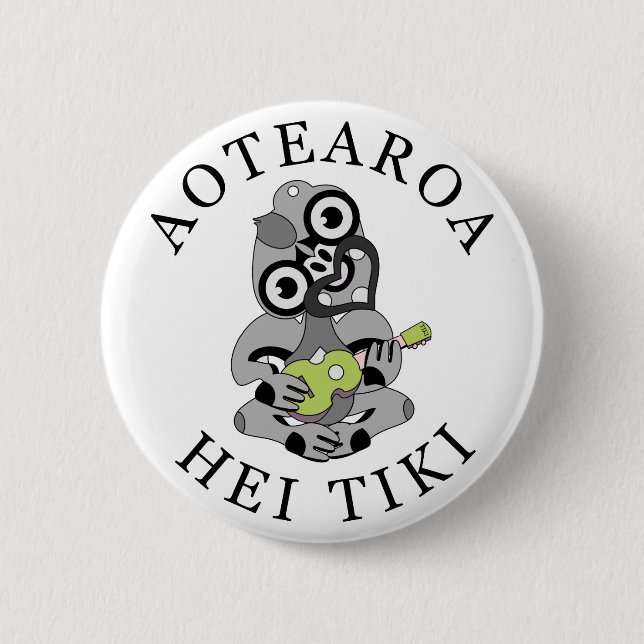 Aotearoa Hei Tiki mit grüner Ukulele Button (Vorderseite)