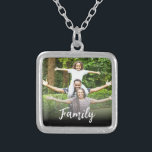 *~* AP42 FAMILY Foto Image Silver Versilberte Kette<br><div class="desc">SQUARE NECKLACE (Suche nach AP42 für ähnliche Designs auf verschiedenen Produkten ) * Energetisch Enhanced Erinnerung Keepake Erinnerungen Gedächtnisfamilie. Laden Sie Ihr Familienbild hoch. Der Text lautet jetzt "FAMILY". Ein Textbereich steht zur Verfügung. Personalisieren Sie die Farbe des Schriftartes , die Größe des Schriftartes und den Ort des Schriftartes. —...</div>