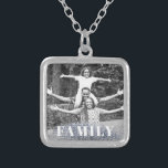 *~* AP42 FAMILY Foto Picture Glitzer Silver Versilberte Kette<br><div class="desc">SQUARE NECKLACE - GLITZER- und Weißblockbuchstaben (Suche nach AP42 für ähnliche Designs auf verschiedenen Produkten ) * Energetisch Verbesserte Erinnerung Keepake Erinnerungen Gedächtnisfamilie. Laden Sie Ihr Familienbild hoch. Der Text lautet jetzt "FAMILY". Ein Textbereich steht zur Verfügung. Personalisieren Sie die Farbe des Schriftartes , die Größe des Schriftartes und den...</div>