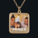 *~* AP42 FAMILY Foto Picture Gold Glitzer Vergoldete Kette<br><div class="desc">SQUARE GOLD NECKLACE - GLITZER und White Block Letters (Suche nach AP42 für ähnliche Designs auf verschiedenen Produkten ) * Energetisch Enhanced Erinnerung Keepake Erinnerungen Gedächtnisfamilie. Laden Sie Ihr Familienbild hoch. Der Text lautet jetzt "FAMILY". Ein Textbereich steht zur Verfügung. Personalisieren Sie die Farbe des Schriftartes , die Größe des...</div>