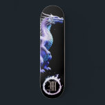 *~* AP88 Metallischer Elementardrachenschwärz Skateboard<br><div class="desc">(Suchen Sie nach ähnlichen Artikeln in AP88 ) Einfache Übertragung auf andere Zazzle Produkte. Element-DRAGON mit RING von FEUER / FLAMES / FLAME und INITIALEM MONOGRAM für Ihren Namen - Behalt, bearbeiten oder löschen Sie den Text. Dieses beliebte chinesische Skateboard im chinesischen Stil ist ein individuelles Pro Element Dragon Design,...</div>