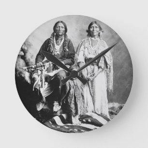 Apache HauptAntonio Maria mit seiner Familie, 1897 Runde Wanduhr