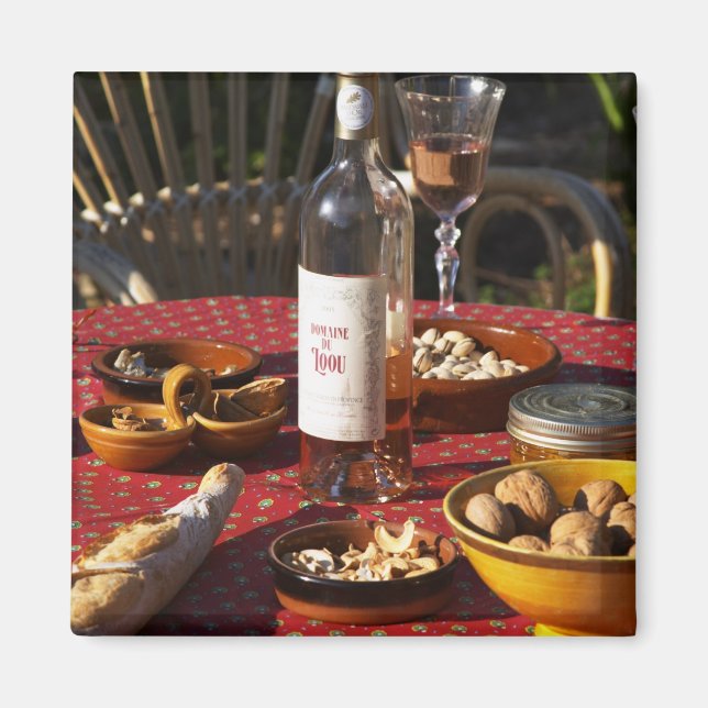 Aperitif und Aperitifs zubereitet: Brot, Oliven, Magnet (Vorne)