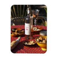 Aperitif und Aperitifs zubereitet: Brot, Oliven,