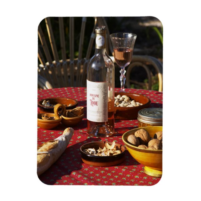 Aperitif und Aperitifs zubereitet: Brot, Oliven, Magnet (Vertikal)