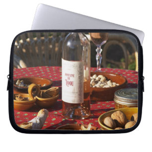 Aperitif und Vorspeisen, zubereitet: Brot, Oliven, Laptopschutzhülle