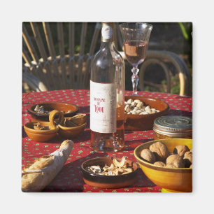 Aperitif und Vorspeisen, zubereitet: Brot, Oliven, Magnet