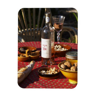 Aperitif und Vorspeisen, zubereitet: Brot, Oliven, Magnet