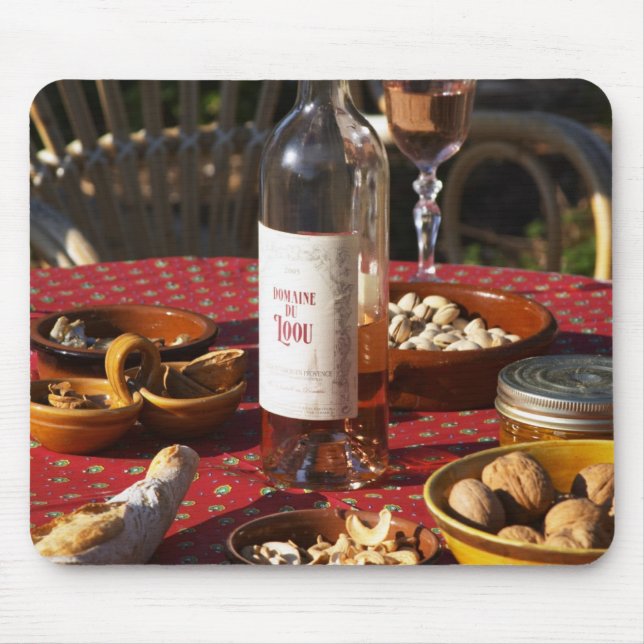 Aperitif und Vorspeisen, zubereitet: Brot, Oliven, Mousepad (Vorne)