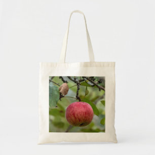 Apfel auf einem Zweig Tragetasche