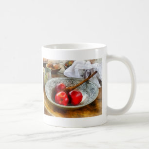 Äpfel in einer Silberschüssel Kaffeetasse