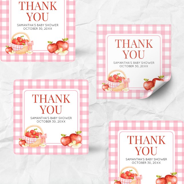 Apfel unserer Augenbabydusche Quadratischer Aufkleber (The Apple of Our Eye Gingham Baby Shower Square Sticker)