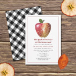 Apfel unserer Karierten Watercolor Baby Dusche Inv Einladung<br><div class="desc">Herbstneutrale Babydusche mit Wasserfarbe Folk Kunst inspiriert Apfelbild. Roter Text sagt,  "der Apfel unseres Auges wird bald hier sein" Rückseite ist schwarz-weiß kariert.</div>