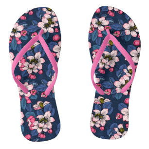 Apfelblüte auf dunkelblau flip flops