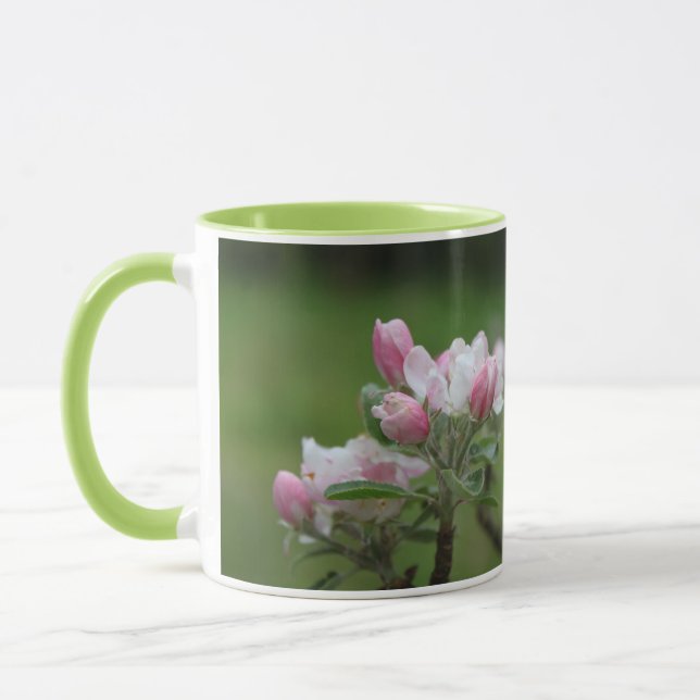 Apfelblüte und grüne Blätter Tasse (Links)