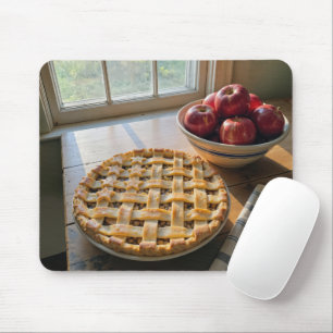 Apfelkuchen am Fenster eines sonnigen Bauernhauses Mousepad