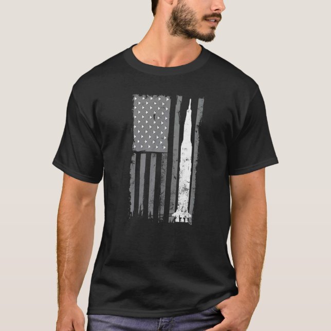 Apollo 11 Saturn V Rocket American Flag Laun T-Shirt (Vorderseite)