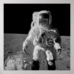 Apollo 12 Astronaut auf dem Mond Poster