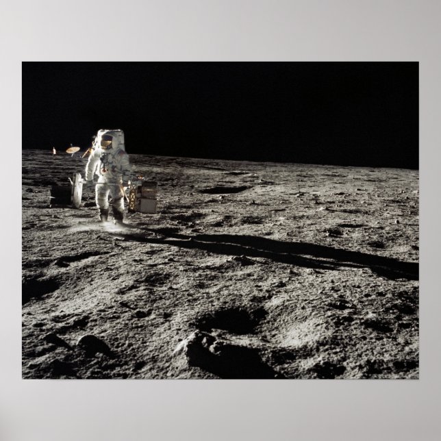 Apollo 12 Astronaut auf dem Mond Poster (Vorne)