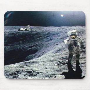 Apollo-Astronaut, der auf den Mond und den Krater Mousepad