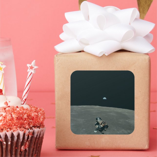 Apollo Lunar Lander und Erdaufgang über dem Mond Quadratischer Aufkleber (Party)