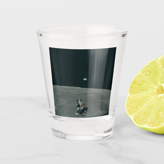 Apollo Lunar Lander und Erdaufgang über dem Mond Schnapsglas (Vorderseite)