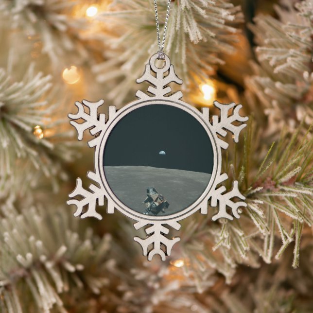 Apollo Lunar Lander und Erdaufgang über dem Mond Schneeflocken Zinn-Ornament (Baum)