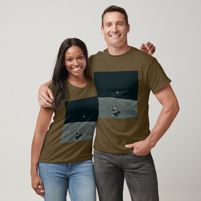 Apollo Lunar Lander und Erdaufgang über dem Mond T-Shirt (Unisex)