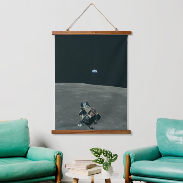 Apollo Lunar Lander und Erdaufgang über dem Mond Wandteppich Mit Holzrahmen (Wohnzimmer)