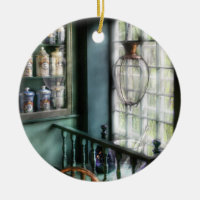 Apotheker - In einem Apothekerfenster