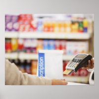 Apotheker mit Sicherheitsvorrichtung für den Kunde