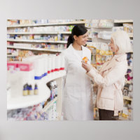 Apotheker sprechen mit Kunden im Arzneimittelgesch