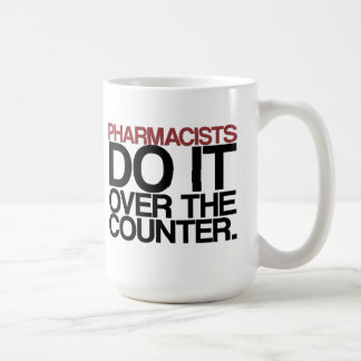 Apotheker tun es über der Gegen" Tasse