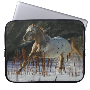 Appaloosa-Pferd, das in den Schnee läuft Laptopschutzhülle