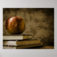 Apple auf einem Stapel Bücher auf einem Schreibtis