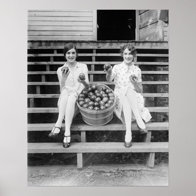 Apple erntet Mädchen, 1927. Vintages Foto Poster (Vorne)