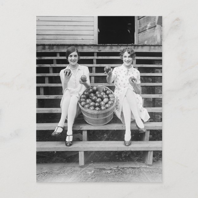 Apple Harvest Girls, 1927 Postkarte (Vorderseite)