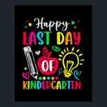 Apple Kindergarten Lehrer glücklich letzten Tag Poster<br><div class="desc">Apple Kindergarten Lehrer glücklich letzten Tag der Schule Geschenk. Perfektes Geschenk für Ihren Vater,  Mama,  Papa,  Männer,  Frauen,  Freunde und Familienmitglieder am Erntedank Tag,  Weihnachten,  Muttertag,  Vatertag,  4. Juli,  1776 Unabhängiger Tag,  Veteranen Tag,  Halloween,  Patrick's Day</div>
