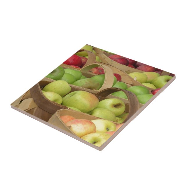 Apple-Körbe an der Markt-Keramik-Fliese Fliese (Seite)