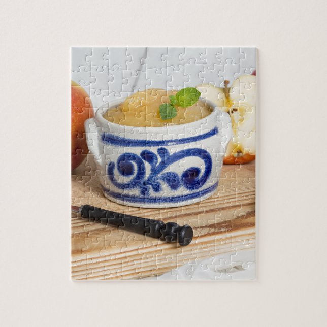 Applesauce with cinnamon in stoneware bowl puzzle (Vertikal)