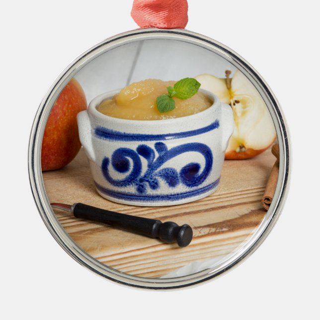Applesauce with cinnamon in stoneware bowl silbernes ornament (Vorne)