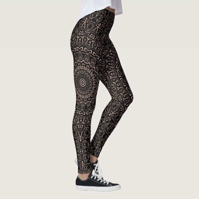 Apricot Beige Mandala mit eleganter Symmetrie Leggings (Rechts)