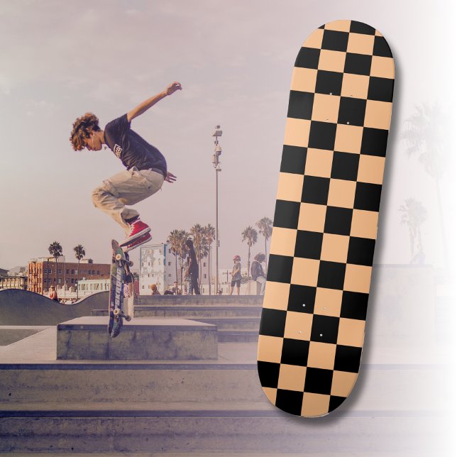 Apricot und Black Checkered Vintag Skateboard (Von Creator hochgeladen)