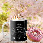 April Daisy und SweetPea Birthday Keepake Kaffeetasse<br><div class="desc">Der April hat zwei Blume, um Geburtstage für diesen Monat zu feiern: Gänseblümchen und Süßerbsen. Dieses Design zeigt sowohl den Edelstein für April ist der Diamant, aber auch weißer Topaz und klarer Quarz sind enthalten. Dieses Design zeigt alle Details in Weiß auf einem schwarzen Hintergrund. Wir haben ihn mit einem...</div>