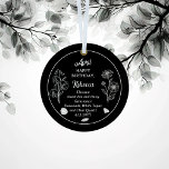 April Daisy und SweetPea Birthday Keepake Ornament Aus Metall<br><div class="desc">Der April hat zwei Blume, um Geburtstage für diesen Monat zu feiern: Gänseblümchen und Süßerbsen. Dieses Design zeigt sowohl den Edelstein für April ist der Diamant, aber auch weißer Topaz und klarer Quarz sind enthalten. Dieses Design zeigt alle Details in Weiß auf einem schwarzen Hintergrund. Wir haben ihn mit einem...</div>