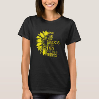 April Mädchen mit Tattoos Hübsche Augen Sonnenblum T-Shirt
