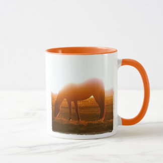 AQHA Pferd, das am Sonnenuntergang weiden lässt Tasse